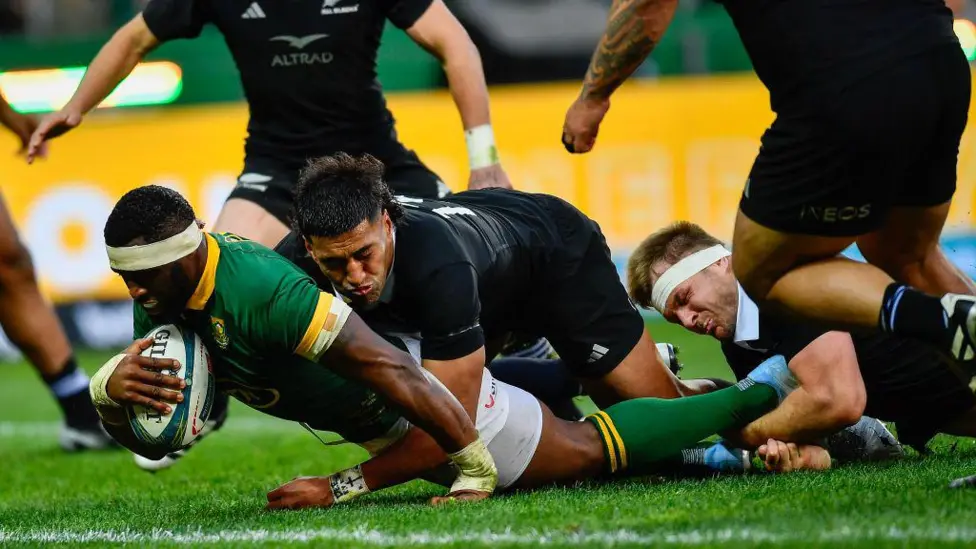 South Africa edge out All Blacks to close in on title